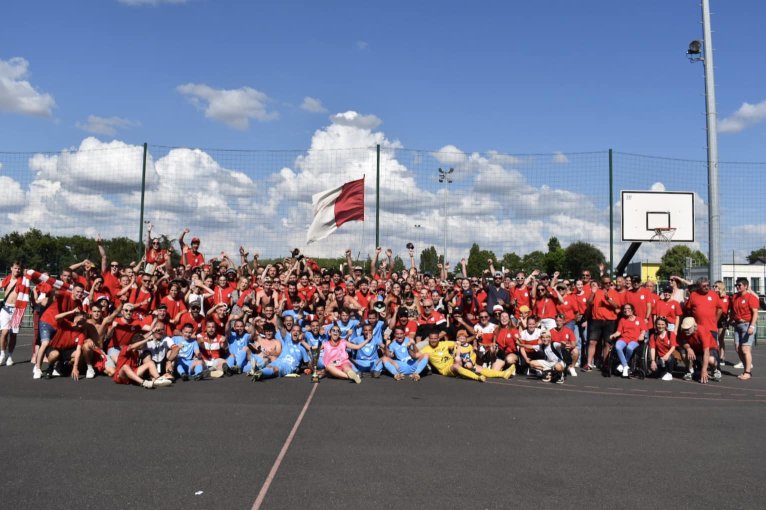 Photo des joueurs et des supporters du FCGM
